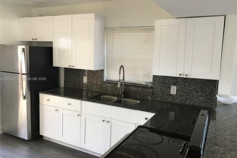 Townhouse in Dania Beach, Florida 2 bedrooms № 2252954 - photo 7