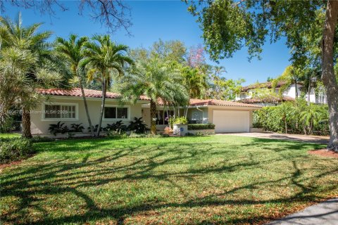 Снять в аренду виллу или дом в Корал-Гейблс, Флорида 3 спальни, 204.2м2, № 1963589 - фото 2