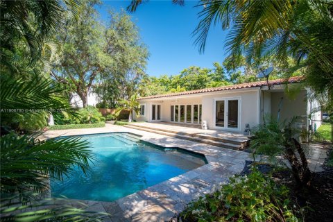 Снять в аренду виллу или дом в Корал-Гейблс, Флорида 3 спальни, 204.2м2, № 1963589 - фото 5