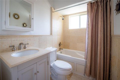 Снять в аренду виллу или дом в Корал-Гейблс, Флорида 3 спальни, 204.2м2, № 1963589 - фото 24