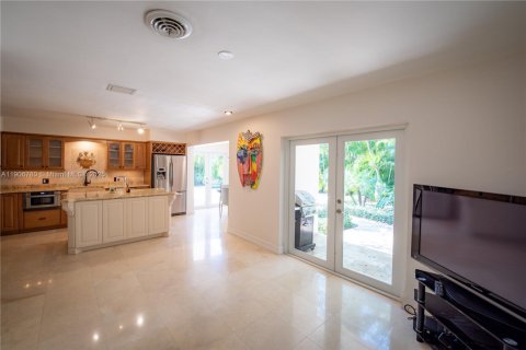 Снять в аренду виллу или дом в Корал-Гейблс, Флорида 3 спальни, 204.2м2, № 1963589 - фото 11