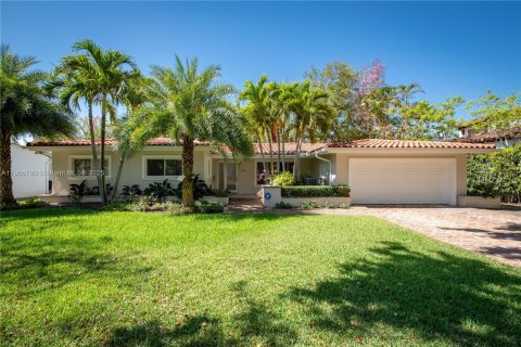 Снять в аренду виллу или дом в Корал-Гейблс, Флорида 3 спальни, 204.2м2, № 1963589 - фото 3