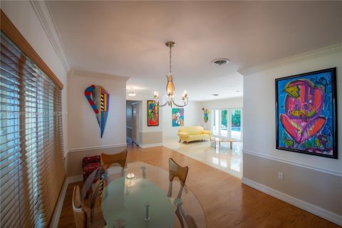 Снять в аренду виллу или дом в Корал-Гейблс, Флорида 3 спальни, 204.2м2, № 1963589 - фото 17