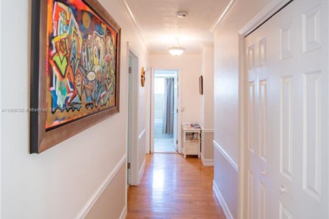 Снять в аренду виллу или дом в Корал-Гейблс, Флорида 3 спальни, 204.2м2, № 1963589 - фото 18