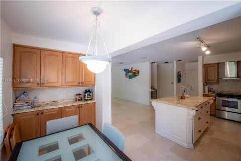 Снять в аренду виллу или дом в Корал-Гейблс, Флорида 3 спальни, 204.2м2, № 1963589 - фото 13