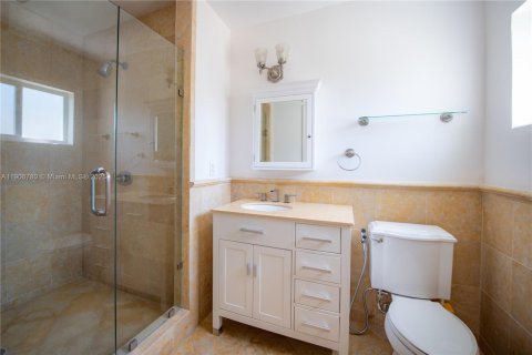 Снять в аренду виллу или дом в Корал-Гейблс, Флорида 3 спальни, 204.2м2, № 1963589 - фото 22