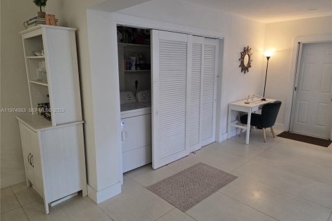 House in Pinecrest, Florida 3 bedrooms, 151.06 sq.m. № 2033639 - photo 12