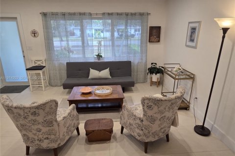 House in Pinecrest, Florida 3 bedrooms, 151.06 sq.m. № 2033639 - photo 5