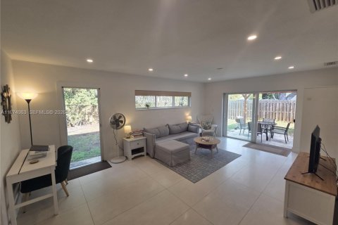 House in Pinecrest, Florida 3 bedrooms, 151.06 sq.m. № 2033639 - photo 16