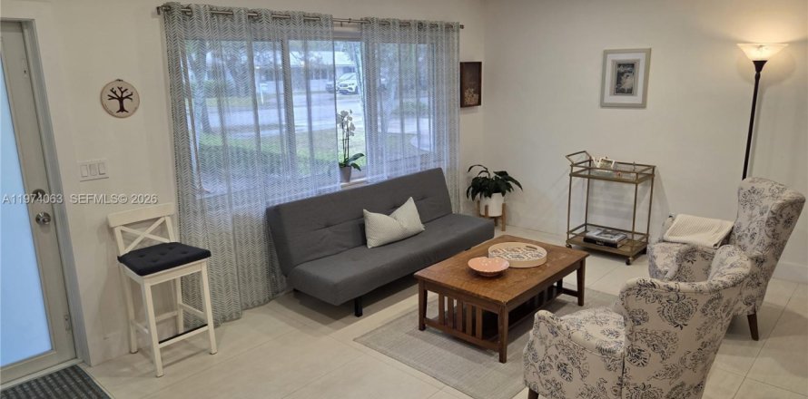 House in Pinecrest, Florida 3 bedrooms, 151.06 sq.m. № 2033639