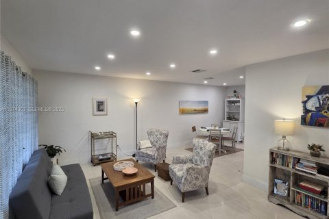 House in Pinecrest, Florida 3 bedrooms, 151.06 sq.m. № 2033639 - photo 2