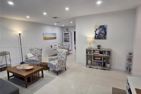 House in Pinecrest, Florida 3 bedrooms, 151.06 sq.m. № 2033639 - photo 4