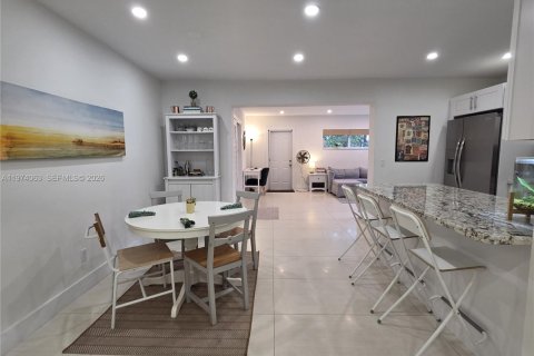 House in Pinecrest, Florida 3 bedrooms, 151.06 sq.m. № 2033639 - photo 8