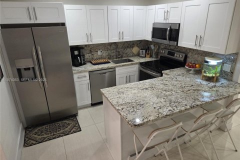 House in Pinecrest, Florida 3 bedrooms, 151.06 sq.m. № 2033639 - photo 14