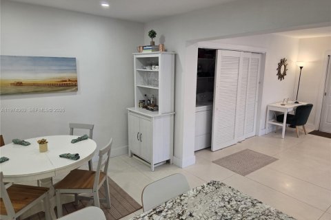 House in Pinecrest, Florida 3 bedrooms, 151.06 sq.m. № 2033639 - photo 11