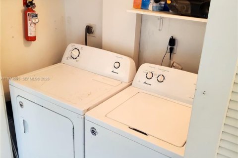 House in Pinecrest, Florida 3 bedrooms, 151.06 sq.m. № 2033639 - photo 21