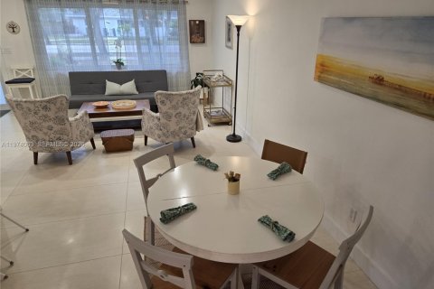 House in Pinecrest, Florida 3 bedrooms, 151.06 sq.m. № 2033639 - photo 10