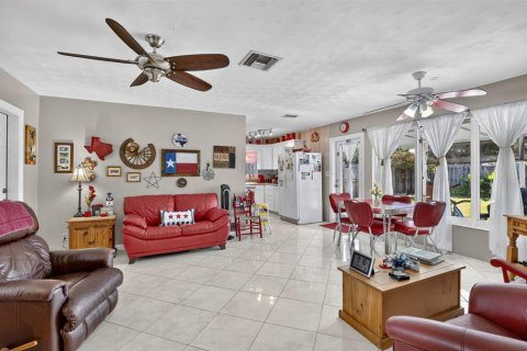 House in Oakland Park, Florida 2 bedrooms, 96.43 sq.m. № 2191078 - photo 9