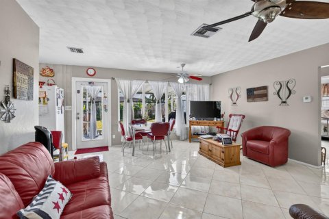 House in Oakland Park, Florida 2 bedrooms, 96.43 sq.m. № 2191078 - photo 10