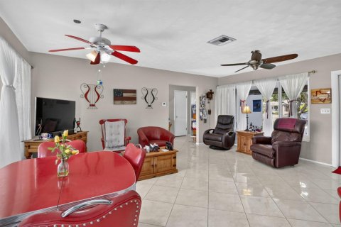House in Oakland Park, Florida 2 bedrooms, 96.43 sq.m. № 2191078 - photo 11