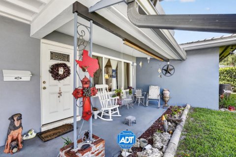 House in Oakland Park, Florida 2 bedrooms, 96.43 sq.m. № 2191078 - photo 5