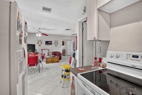 House in Oakland Park, Florida 2 bedrooms, 96.43 sq.m. № 2191078 - photo 13