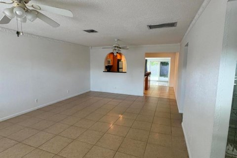 Townhouse in West Palm Beach, Florida 2 bedrooms, 124.49 sq.m. № 2260067 - photo 3