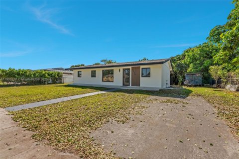 Casa en venta en Miami Gardens, Florida, 3 dormitorios, 98.29 m2 № 1957135 - foto 2