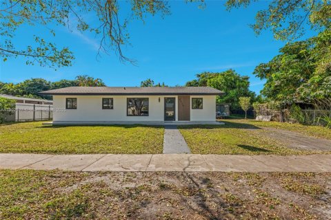 Casa en venta en Miami Gardens, Florida, 3 dormitorios, 98.29 m2 № 1957135 - foto 1