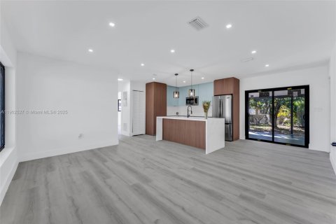 Casa en venta en Miami Gardens, Florida, 3 dormitorios, 98.29 m2 № 1957135 - foto 4