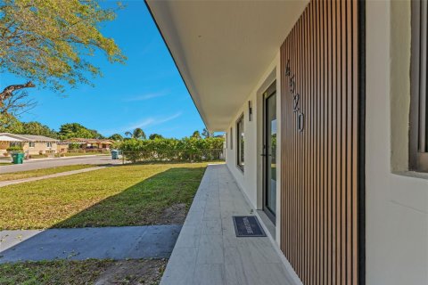 Casa en venta en Miami Gardens, Florida, 3 dormitorios, 98.29 m2 № 1957135 - foto 3