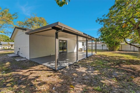 Casa en venta en Miami Gardens, Florida, 3 dormitorios, 98.29 m2 № 1957135 - foto 21