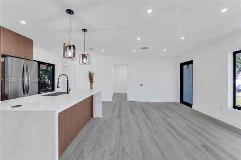 Casa en venta en Miami Gardens, Florida, 3 dormitorios, 98.29 m2 № 1957135 - foto 9