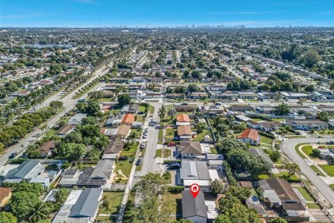 Casa en venta en Miami Gardens, Florida, 3 dormitorios, 98.29 m2 № 1957135 - foto 26