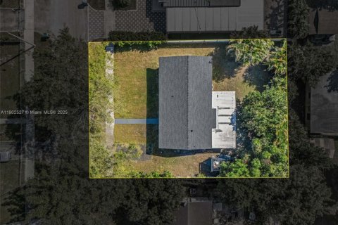 Casa en venta en Miami Gardens, Florida, 3 dormitorios, 98.29 m2 № 1957135 - foto 24