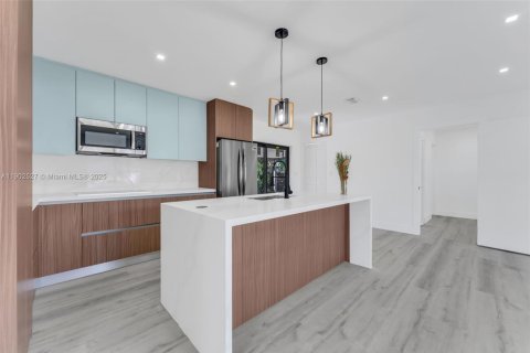 Casa en venta en Miami Gardens, Florida, 3 dormitorios, 98.29 m2 № 1957135 - foto 7