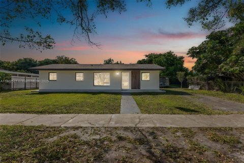 Casa en venta en Miami Gardens, Florida, 3 dormitorios, 98.29 m2 № 1957135 - foto 23