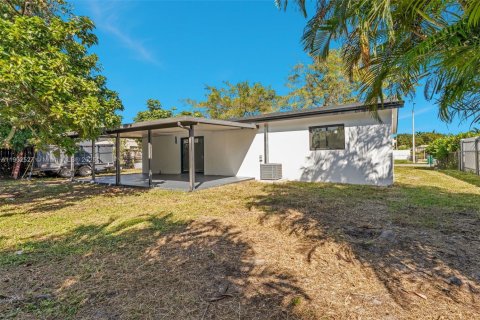 Casa en venta en Miami Gardens, Florida, 3 dormitorios, 98.29 m2 № 1957135 - foto 22