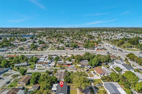 Casa en venta en Miami Gardens, Florida, 3 dormitorios, 98.29 m2 № 1957135 - foto 27