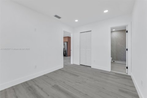 Casa en venta en Miami Gardens, Florida, 3 dormitorios, 98.29 m2 № 1957135 - foto 12