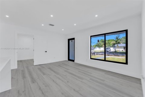Casa en venta en Miami Gardens, Florida, 3 dormitorios, 98.29 m2 № 1957135 - foto 10