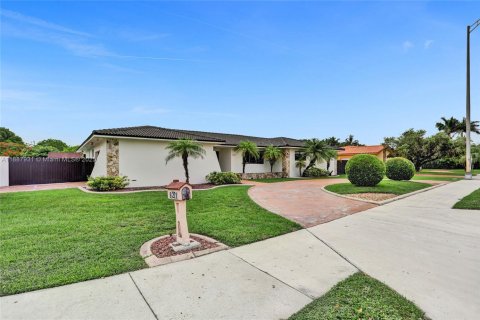 House in Miami, Florida 6 bedrooms, 325.07 sq.m. № 1942388 - photo 3