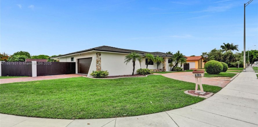 House in Miami, Florida 6 bedrooms, 325.07 sq.m. № 1942388