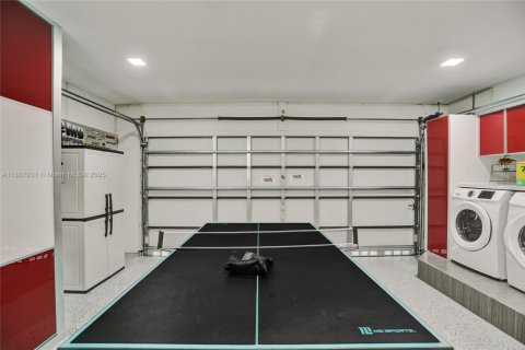 House in Miami, Florida 6 bedrooms, 325.07 sq.m. № 1942388 - photo 29