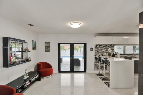 House in Miami, Florida 6 bedrooms, 325.07 sq.m. № 1942388 - photo 30