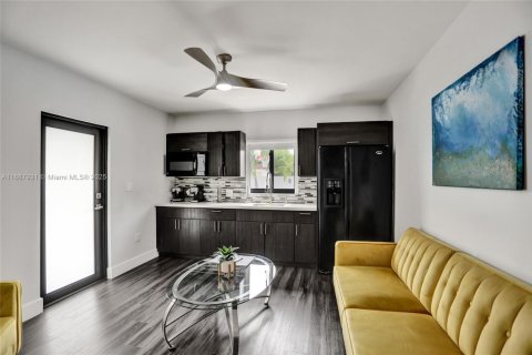 House in Miami, Florida 6 bedrooms, 325.07 sq.m. № 1942388 - photo 19