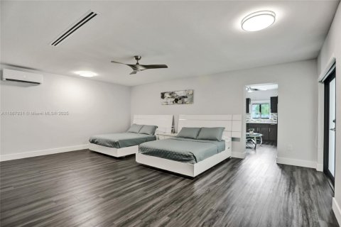 House in Miami, Florida 6 bedrooms, 325.07 sq.m. № 1942388 - photo 13