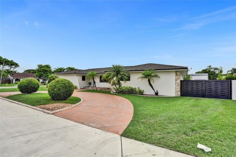 House in Miami, Florida 6 bedrooms, 325.07 sq.m. № 1942388 - photo 4