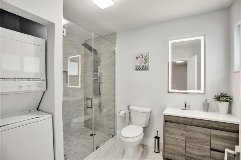 House in Miami, Florida 6 bedrooms, 325.07 sq.m. № 1942388 - photo 16