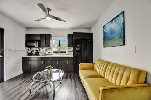 House in Miami, Florida 6 bedrooms, 325.07 sq.m. № 1942388 - photo 18